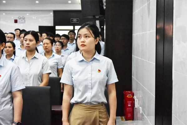 湖南普奇研究院组织观看9.3大阅兵